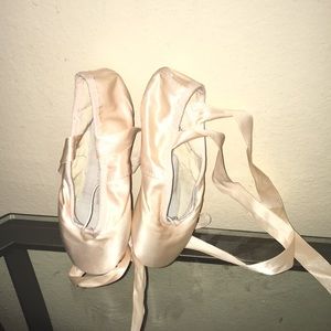 Hello I’m Selling Bloch Sonata Pointe Shoes